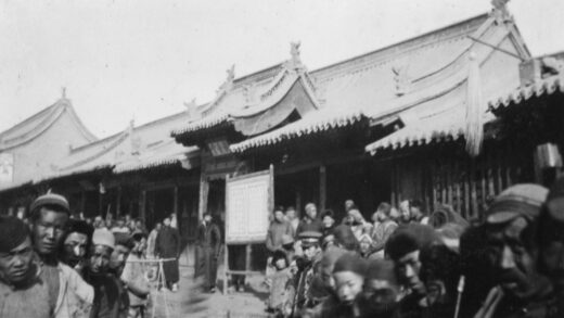 【jpg清晰版】街上布告牌旁的人群.jpg