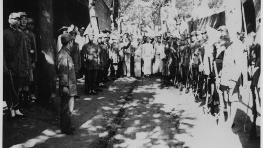 【jpg清晰版】街上的士兵和平民.jpg