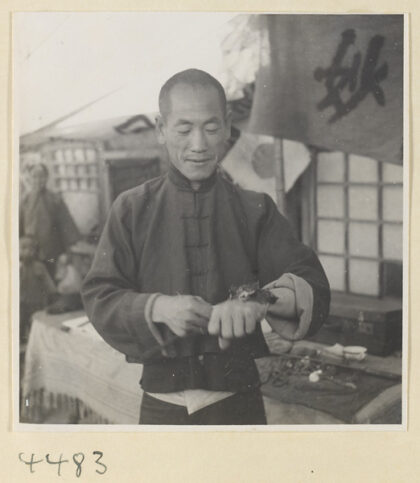 【jpg清晰版】街头医生的摊位展示手上有膏药的患者.jpg