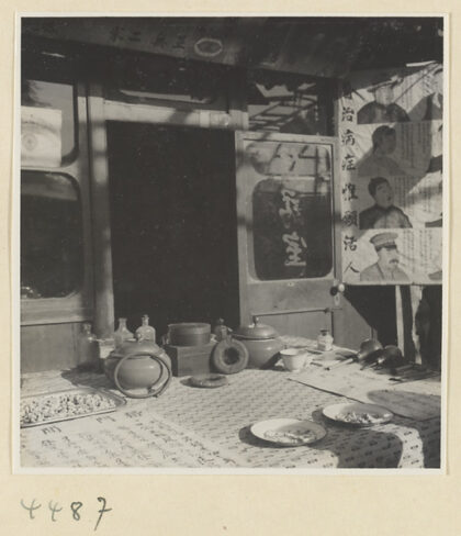 【jpg清晰版】街头医生的摊位展示描绘康复患者的海报.jpg