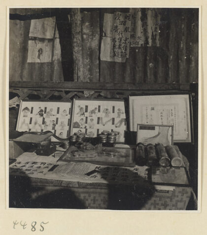 【jpg清晰版】街头医生的摊位展示蛇、药品和描绘疾病的海报.jpg