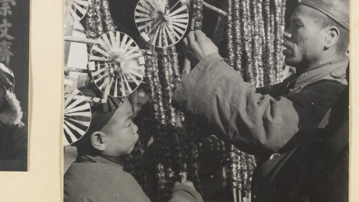 【jpg清晰版】街头摊主在新年时出售风车和糖葫芦.jpg