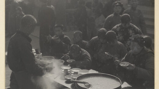 【jpg清晰版】街头摊主在新年时出售食品.jpg