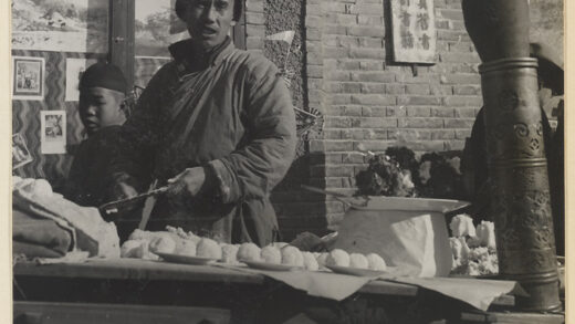 【jpg清晰版】街头摊主在新年时出售食品.jpg