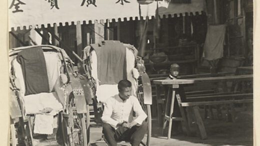 【jpg清晰版】街景展示人力车、人力车夫和棉布店（中）、面馆（右）的招牌.jpg