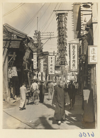 【jpg清晰版】街景展示人力车夫和面馆（左）、餐馆（中下）和香烟店（中上）的招牌.jpg