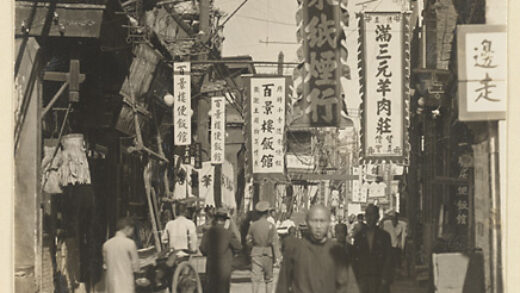 【jpg清晰版】街景展示人力车夫和面馆（左）、餐馆（中下）和香烟店（中上）的招牌.jpg