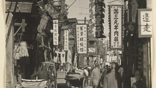 【jpg清晰版】街景展示人力车夫和面馆（左）、餐馆（中下）和香烟店（中上）的招牌.jpg