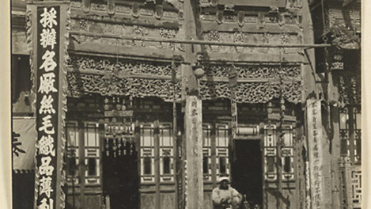 【jpg清晰版】街边理发师在肥皂店前工作.jpg