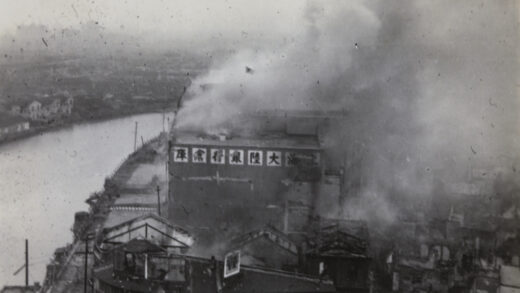 【jpg清晰版】被日军占领后起火的continental货栈上海1937年10月30日.jpg