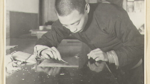 【jpg清晰版】装裱店内景男子用铁镊子清除画作背面的纸屑.jpg