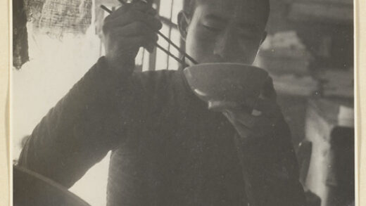 【jpg清晰版】装裱店内景男子用餐.jpg