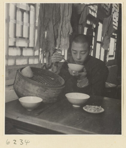 【jpg清晰版】装裱店内景男子用餐.jpg