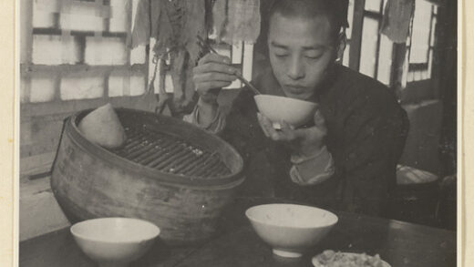 【jpg清晰版】装裱店内景男子用餐.jpg