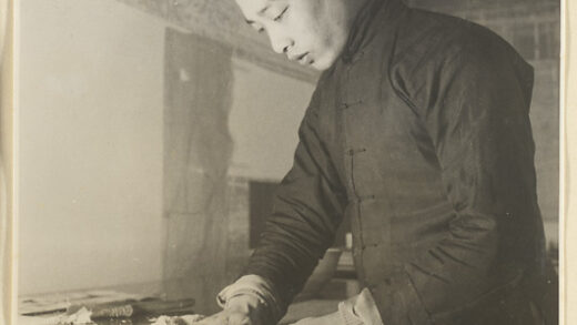 【jpg清晰版】装裱店内景男子移除画作的旧背衬.jpg