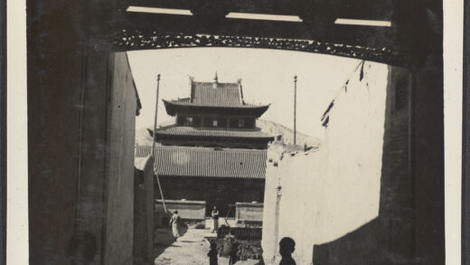 【jpg清晰版】西宁西藏北部的官方门户千年古刹喇嘛寺自庭院入口起.jpg