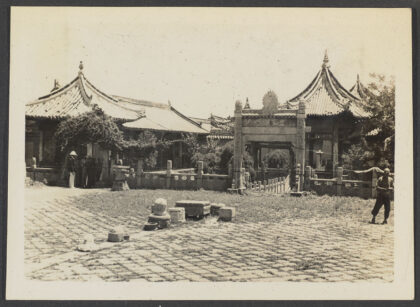 【jpg清晰版】西安.东大寺.庭院.拱门上方的精神象征.jpg