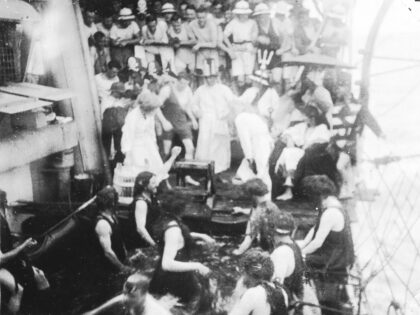 【jpg清晰版】越线仪式hms卡莱尔号.jpg