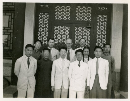 【jpg清晰版】迈克尔·林赛（林迈可）、李效黎、乔治·e·泰勒及燕京大学学生北京.jpg