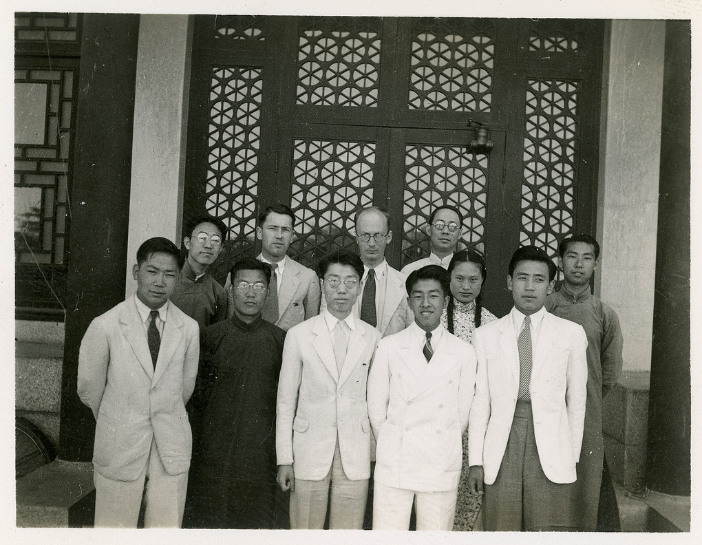 【JPG清晰版】迈克尔·林赛（林迈可）、李效黎、乔治·E·泰勒及燕京大学学生北京