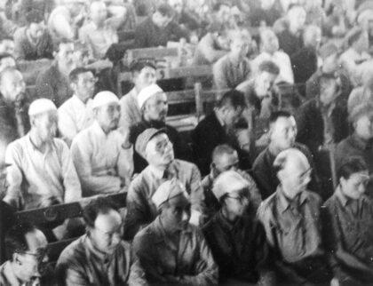 【jpg清晰版】迈克尔·林赛（林迈可）、肖莉·林赛（李效黎）与中国共产党官员在会议中.jpg