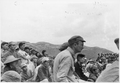 【jpg清晰版】迈克尔·林赛（林迈可）与一群士兵在延安的户外活动现场.jpg