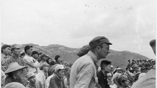 【jpg清晰版】迈克尔·林赛（林迈可）与一群士兵在延安的户外活动现场.jpg