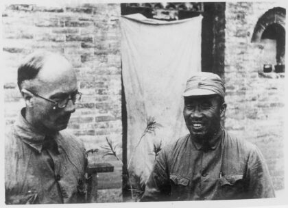 【jpg清晰版】迈克尔·林赛（林迈可）与朱德将军在太行山朱德司令部1939年9月.jpg