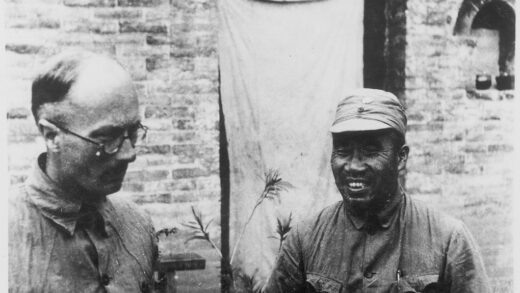 【jpg清晰版】迈克尔·林赛（林迈可）与朱德将军在太行山朱德司令部1939年9月.jpg