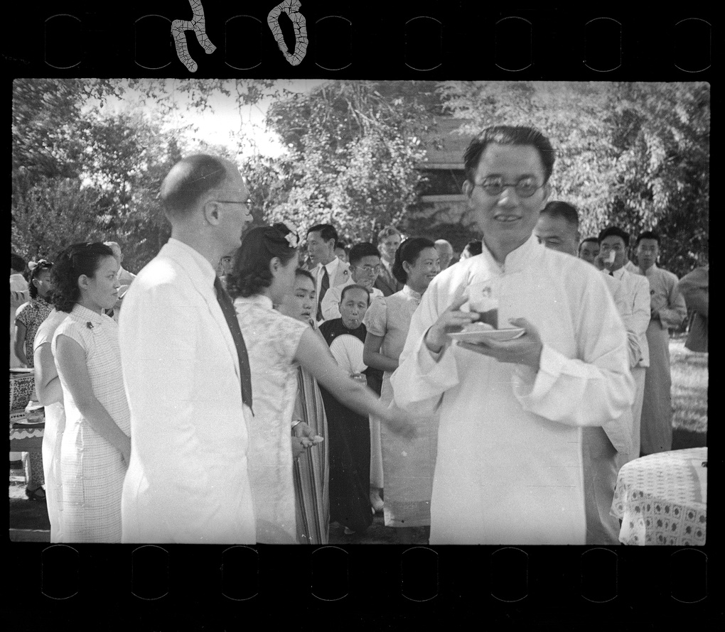 【JPG清晰版】迈克尔·林赛（林迈可）和李效黎与宾客们在北京燕京大学的婚礼宴会上