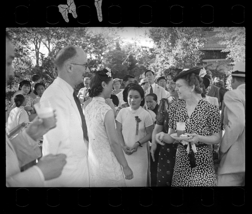 【JPG清晰版】迈克尔·林赛（林迈可）和李效黎在北平北京燕京大学举行婚礼派对与宾客合影