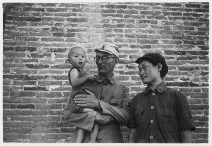 【jpg清晰版】迈克尔·林赛（林迈可）和李效黎带着婴儿吉姆·林赛延安.jpg