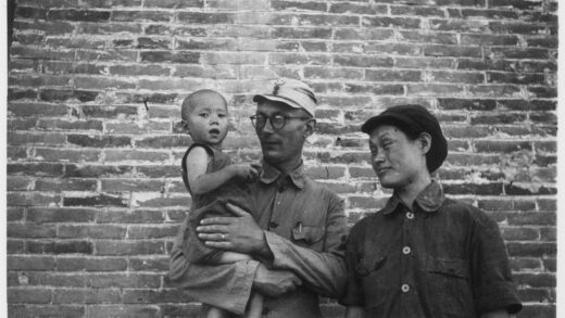 【jpg清晰版】迈克尔·林赛（林迈可）和李效黎带着婴儿吉姆·林赛延安.jpg