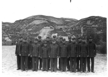 【jpg清晰版】迪克西使团人员身着中山装（延安主人赠送的礼物）1944年.jpg