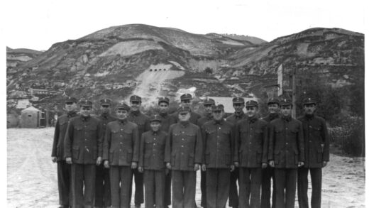 【jpg清晰版】迪克西使团人员身着中山装（延安主人赠送的礼物）1944年.jpg