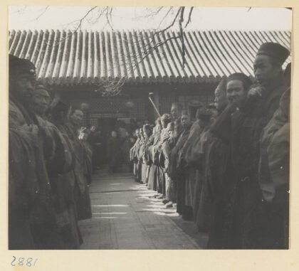 【jpg清晰版】道士在新年时在白云观外排队.jpg