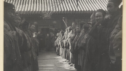 【jpg清晰版】道士在新年时在白云观外排队.jpg