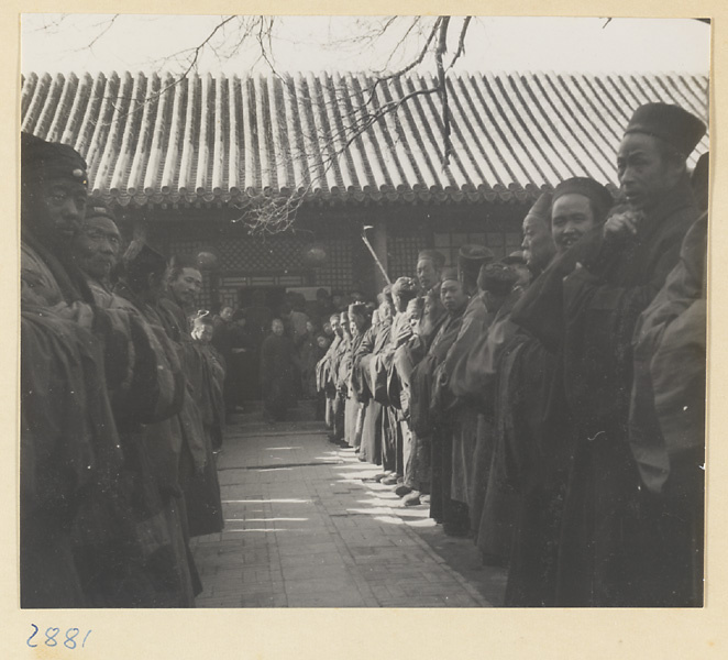 【JPG清晰版】道士在新年时在白云观外排队