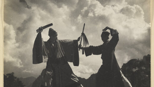 【jpg清晰版】道士手持宝剑和拂尘在华山东峰进行仪式舞蹈.jpg