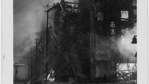 【jpg清晰版】重庆一家餐馆在轰炸后起火.jpg