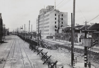 【jpg清晰版】闸北上海1937年边界路上的路障与反坦克工事以及上海北火车站管理局大楼.jpg