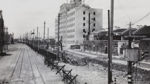 【jpg清晰版】闸北上海1937年边界路上的路障与反坦克工事以及上海北火车站管理局大楼.jpg