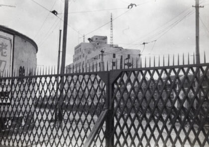 【jpg清晰版】闸门后的上海北站铁路管理局大楼边界路1937年.jpg