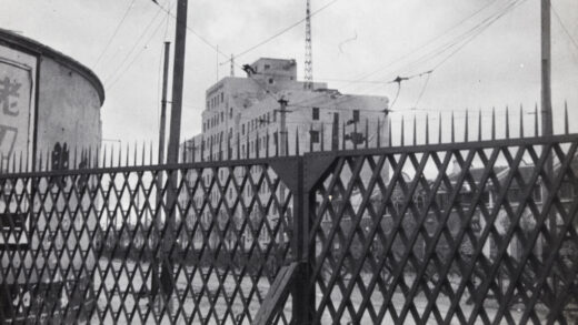 【jpg清晰版】闸门后的上海北站铁路管理局大楼边界路1937年.jpg
