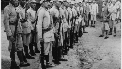 【jpg清晰版】阅兵中的共产党士兵.jpg
