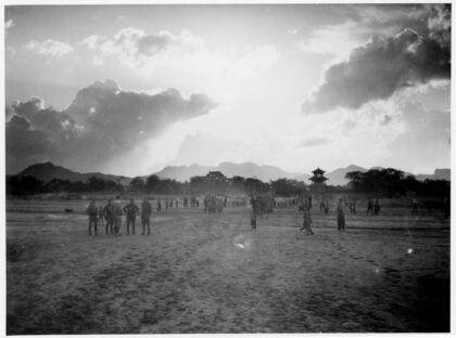 【jpg清晰版】阅兵士兵与观众背景为万县站佛塔河北1938年.jpg