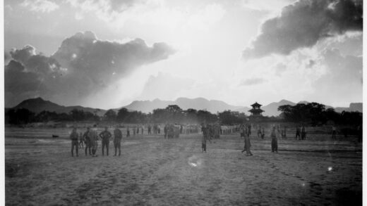 【jpg清晰版】阅兵士兵与观众背景为万县站佛塔河北1938年.jpg
