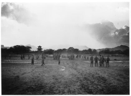 【jpg清晰版】阅兵士兵与观众背景为万县站佛塔河北1938年.jpg