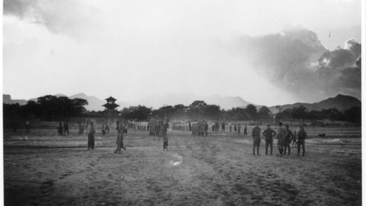 【jpg清晰版】阅兵士兵与观众背景为万县站佛塔河北1938年.jpg