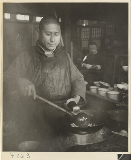 【jpg清晰版】餐厅内部展示厨师在锅中炸食物.jpg